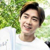 男生中分发型头像