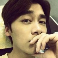 男生中分发型头像