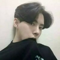 男生中分发型头像