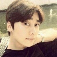 男生中分发型头像