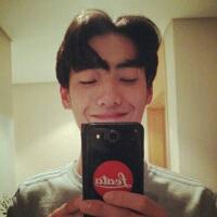 男生中分发型头像