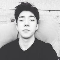 男生中分发型头像