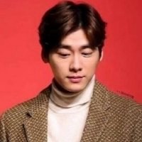 男生中分发型头像