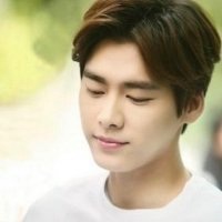 男生中分发型头像