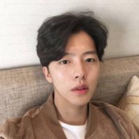 男生中分发型头像