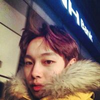 男生中分发型头像