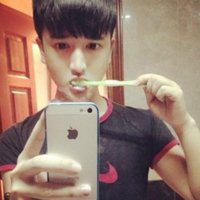 男生低头玩手机头像