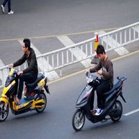 男生低头玩手机头像