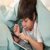 男生低头玩手机头像