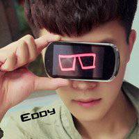 男生低头玩手机头像