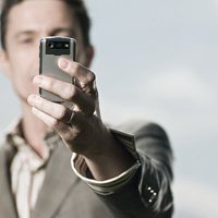 男生低头玩手机头像