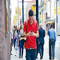 男生低头玩手机头像