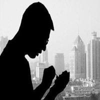 男生低头玩手机头像