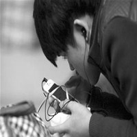 男生低头玩手机头像