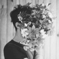 男生捧花遮脸头像