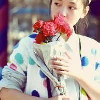 男生捧花遮脸头像