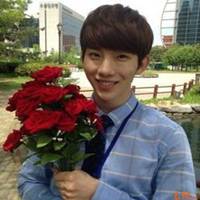 男生捧花遮脸头像