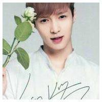 男生捧花遮脸头像