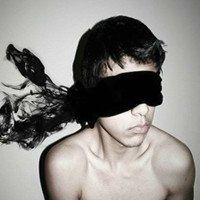 男生蒙眼头像动漫图片