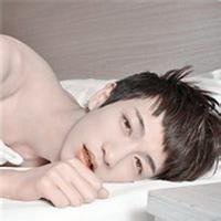 男生趴着的头像