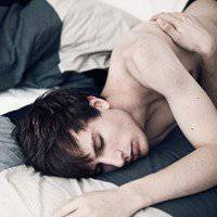 男生趴着的头像