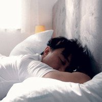 男生趴着的头像