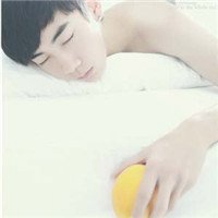 男生趴着的头像