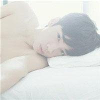 男生趴着的头像