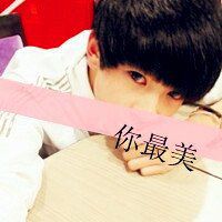 男生趴着的头像