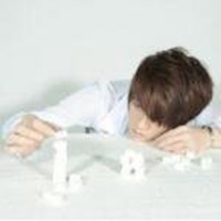 男生趴着的头像