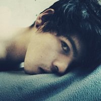 男生趴着的头像