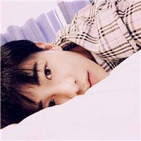 男生趴着的头像