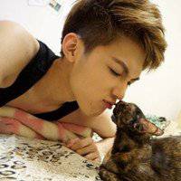 男生趴着的头像