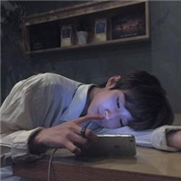 男生趴着的头像