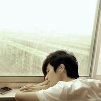 男生趴着的头像