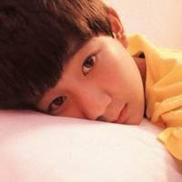 男生趴着的头像