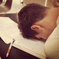 男生趴着的头像