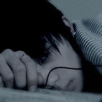 男生趴着的头像