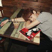 男生趴着的头像