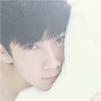 男生趴着的头像