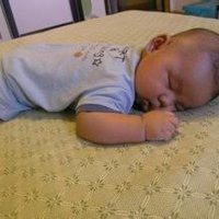 男生趴着的头像