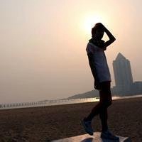 男生远景全身照微信头像