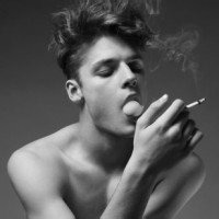 硬汉头像男生霸气抽烟