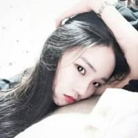 趴在床上的女生头像