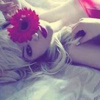 趴在床上的女生头像