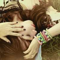 趴在床上的女生头像