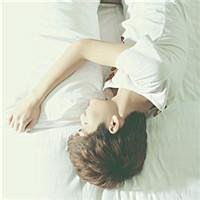 趴在床上的女生头像