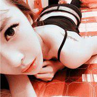 趴在床上的女生头像