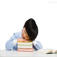 趴在桌子上的男生头像