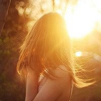 逆光头像女生背影